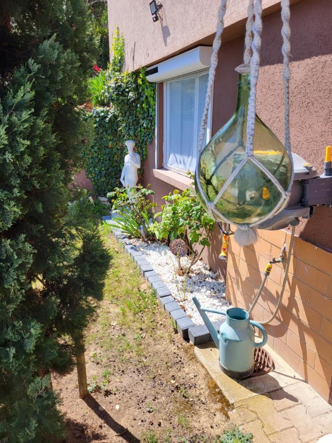 Chambre Au Tonneau Fleurie Bagian luar foto